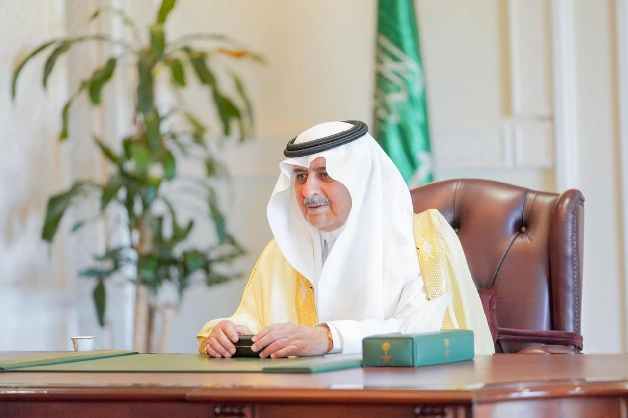 أمير منطقة تبوك يستقبل وكلاء ومنسوبي الإمارة بمناسبة عيد الفطر المبارك