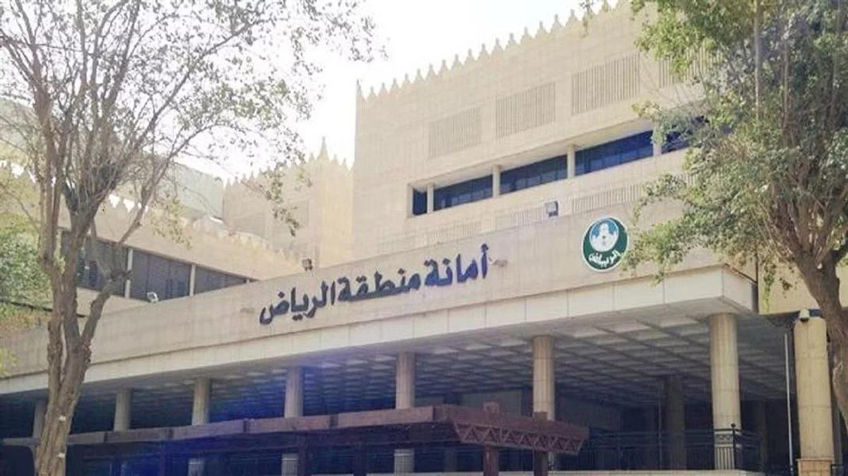 غرفة العمليات المشتركة بأمانة منطقة الرياض تضبط 389 عاملًا مخالفًا وتصادر 173 طنًا من المواد الغذائية