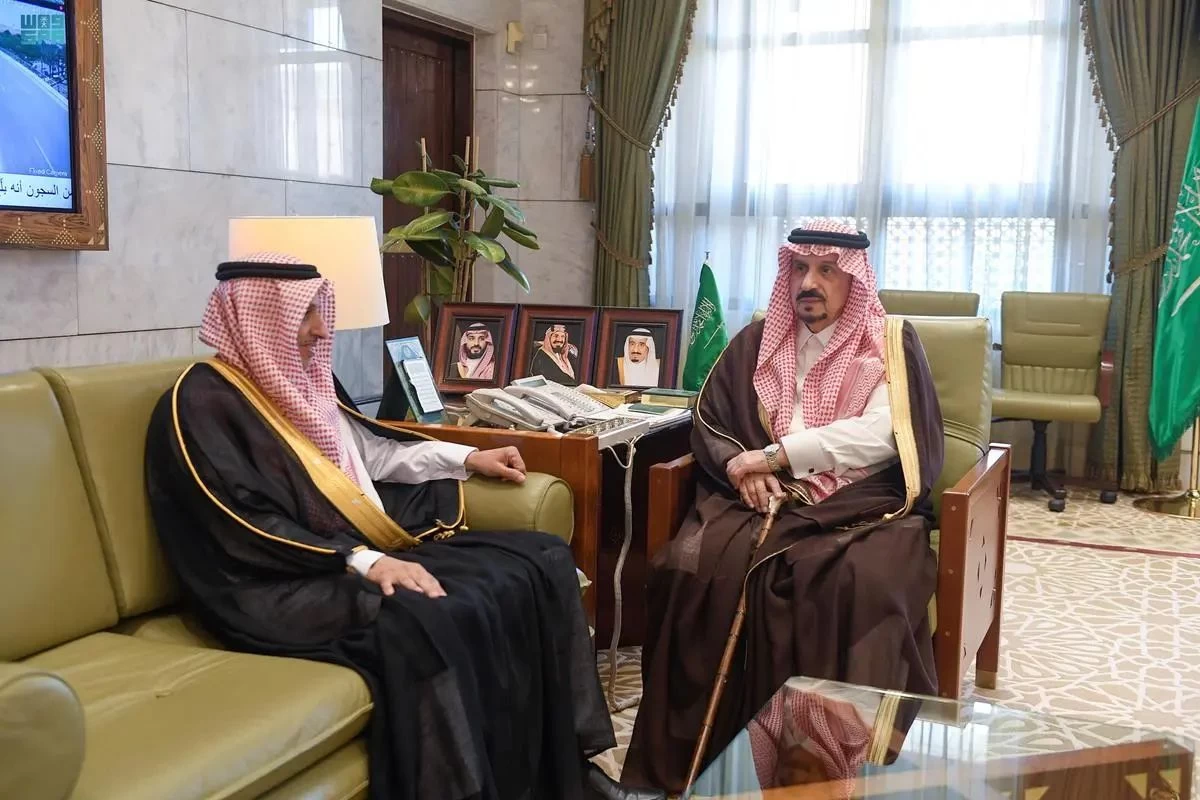 سمو أمير الرياض يستقبل مدير الإدارة العامة للأحوال المدنية بمنطقة الرياض