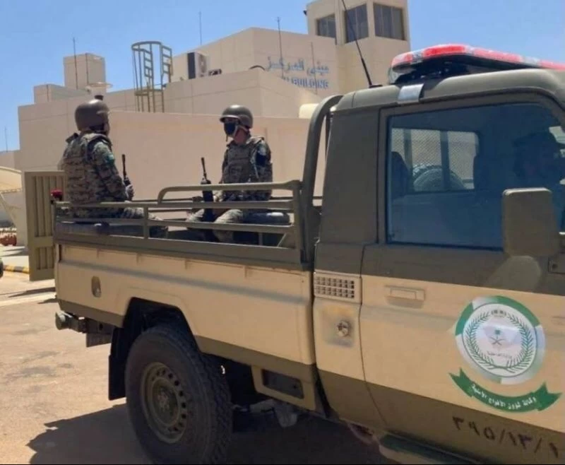 أفواج جازان تقبض على مخالِفَيْن لنظام أمن الحدود لتهريبهما نبات القات المخدر