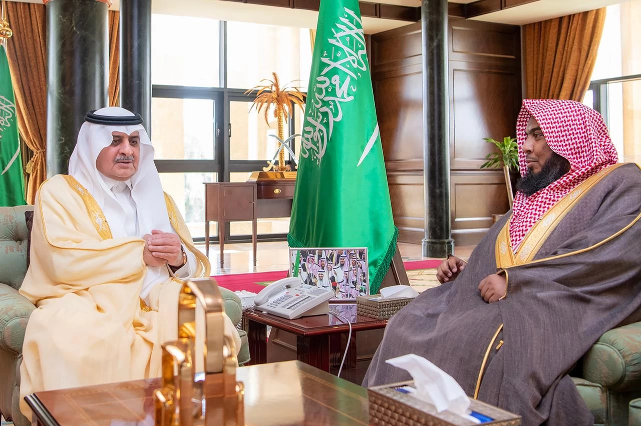 أمير منطقة تبوك يطلع على تقرير عن أعمال وأنشطة فرع هيئة الأمر بالمعروف والنهي عن المنكر بالمنطقة 