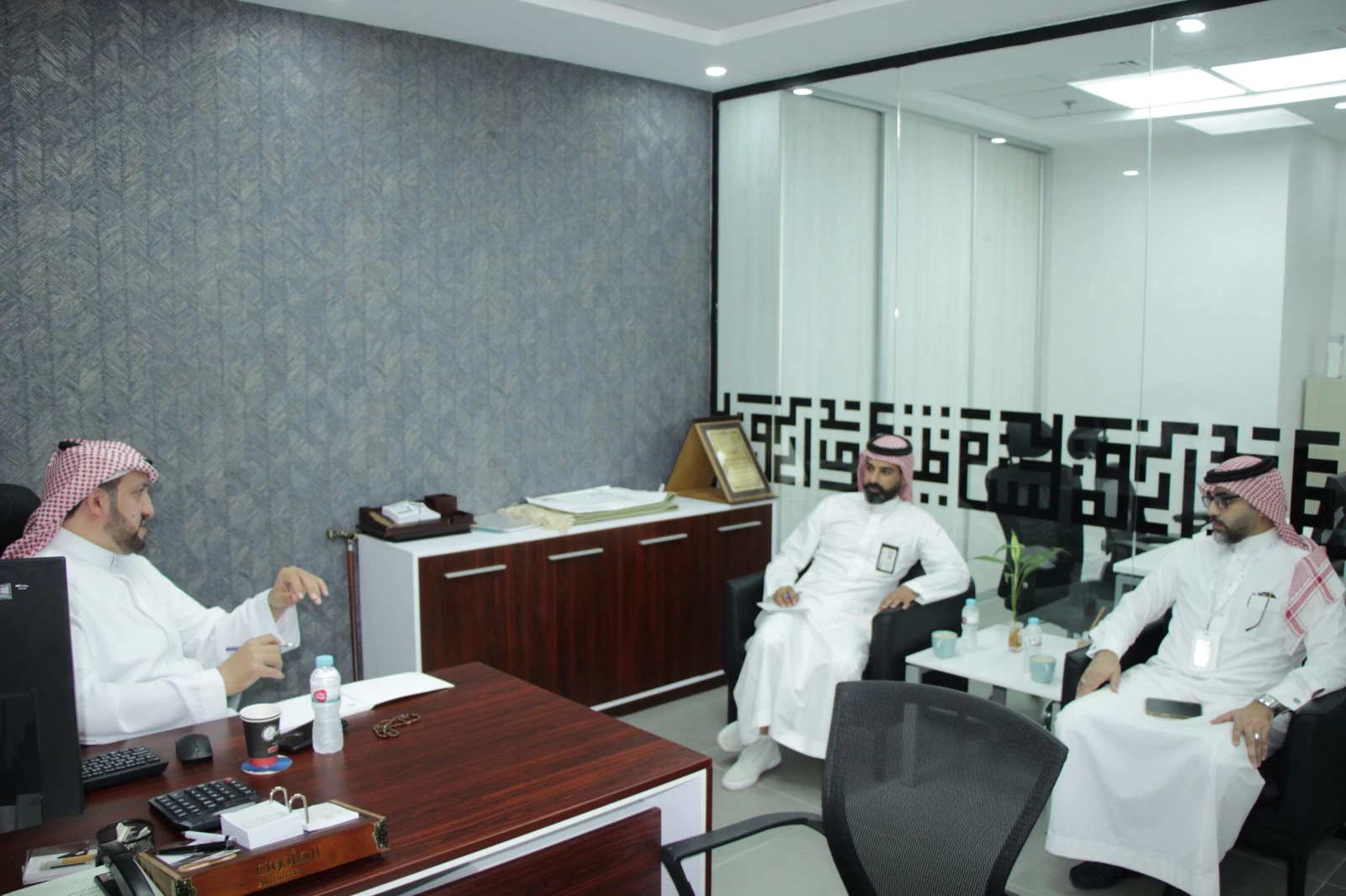 وفد من فرع الموارد البشرية بمنطقة مكة المكرمة يزور (بر جدة) ويستعرض البرامج التحفيزية لتوطين الوظائف 