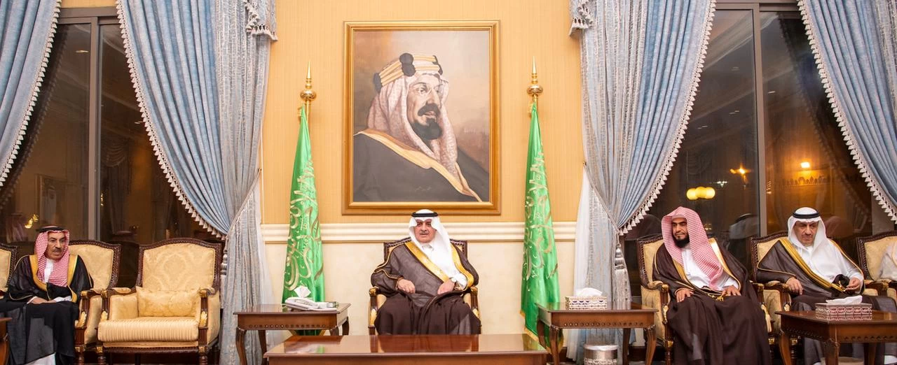 أمير تبوك يستقبل المواطنين في اللقاء الأسبوعي