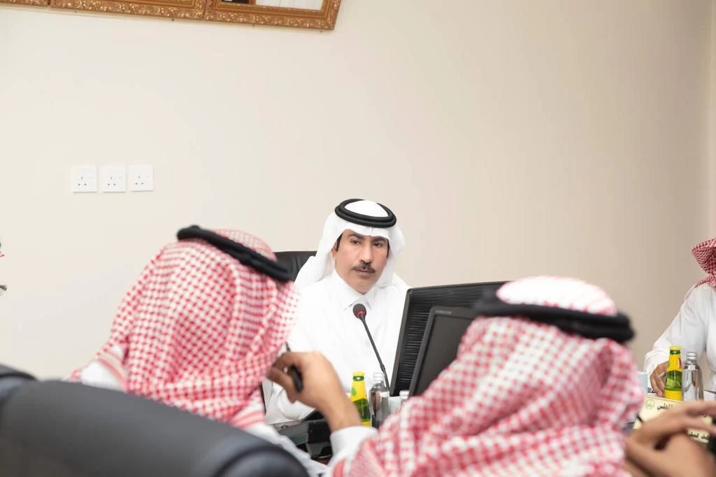 محافظ الطوال بن رازن يترأس جلسة المجلس المحلي في دورة الثانية لعام ١٤٤٤هـ‍ الطوال