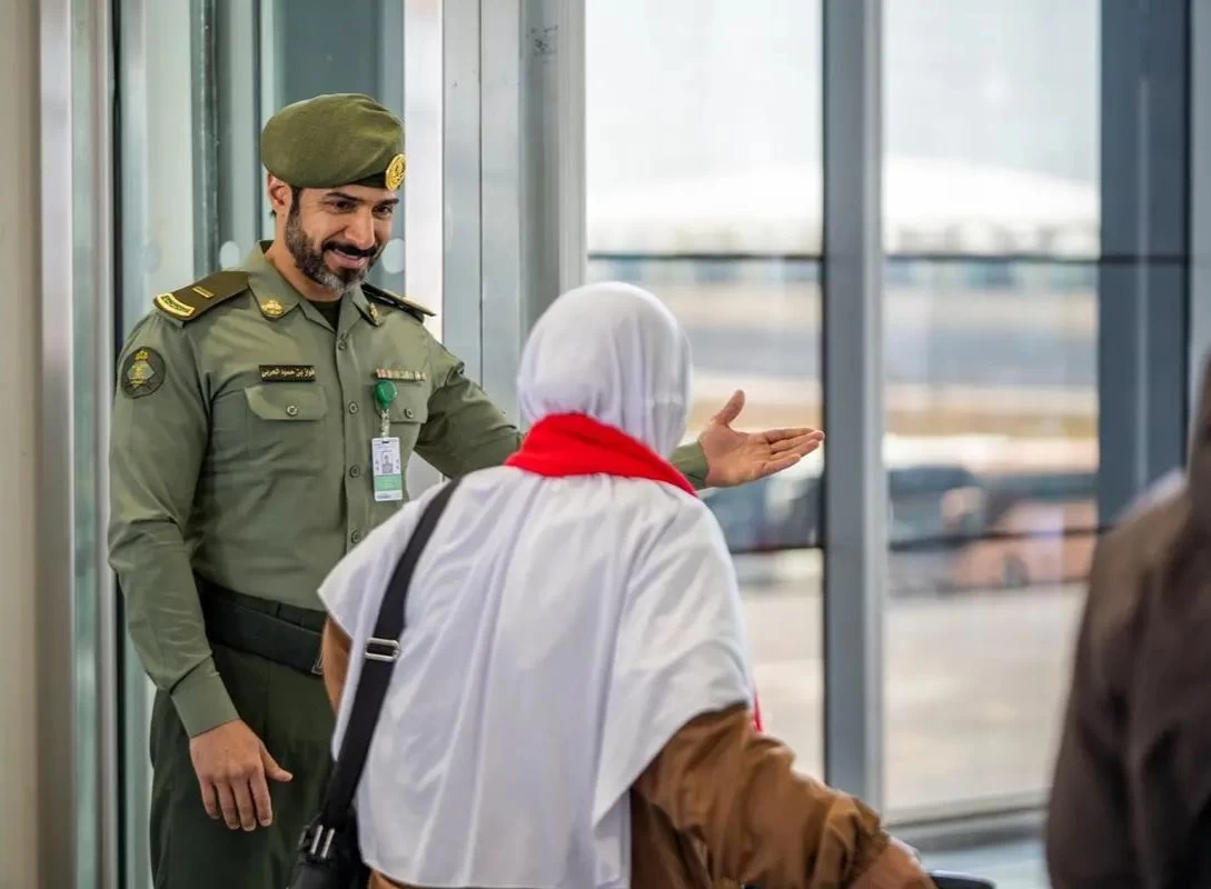 جوازات مطار الأمير محمد بن عبدالعزيز الدولي بالمدينة المنورة تستقبل رحلة ضيوف الرحمن من إندونيسيا