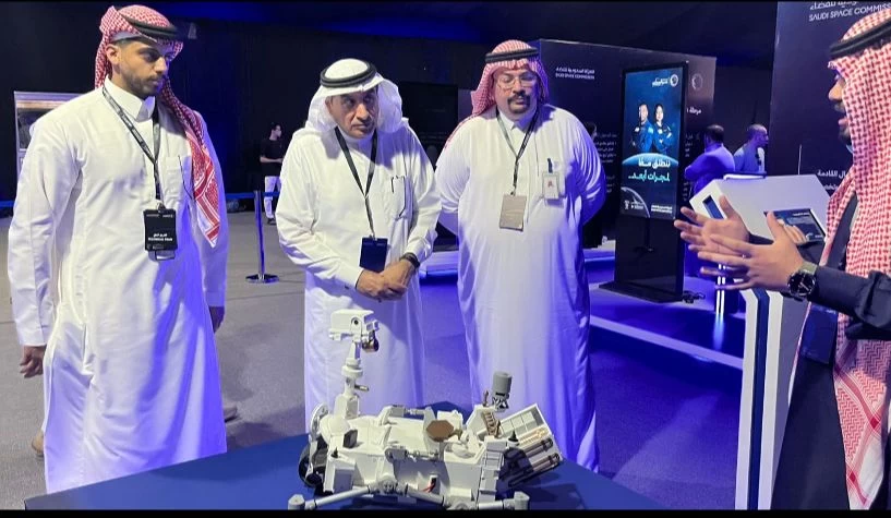 مدير وزارة الإعلام بمنطقة مكة يزور معرض السعودية نحو الفضاء 