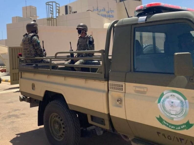 دوريات الأفواج الأمنية بمنطقة جازان تحبط تهريب (140) كيلو جرامًا من نبات القات المخدر