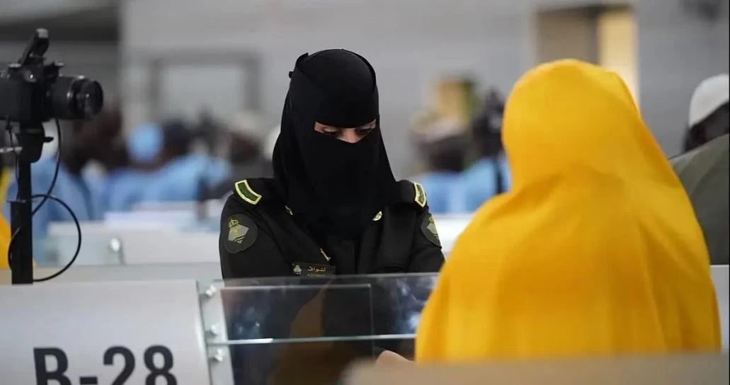 جوازات مطار الملك عبدالعزيز الدولي بجدة تستقبل رحلة ضيوف الرحمن من جمهورية نيجيريا