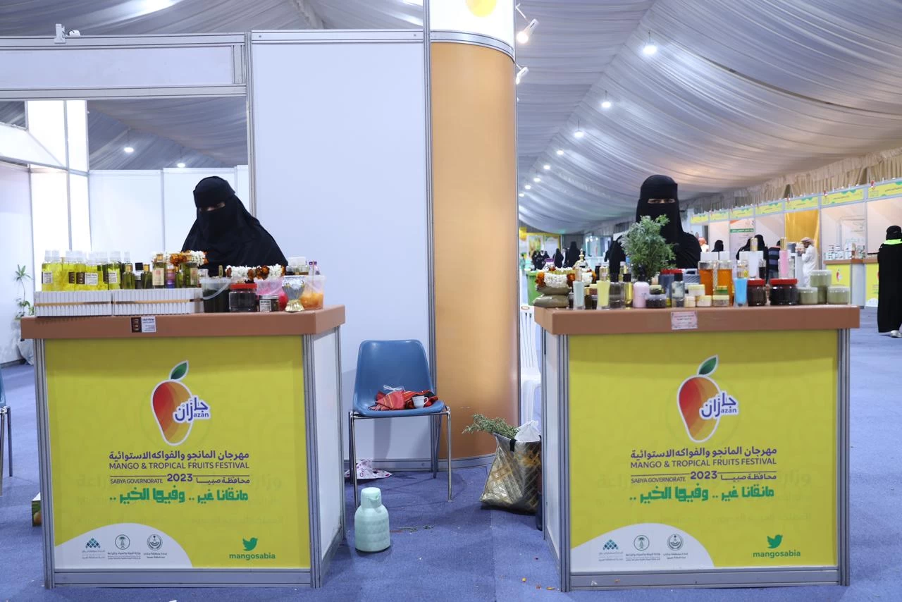 الأسر المنتجة تعرض مصنوعاتها في مهرجان المانجو والفواكه الاستوائية بصبيا 