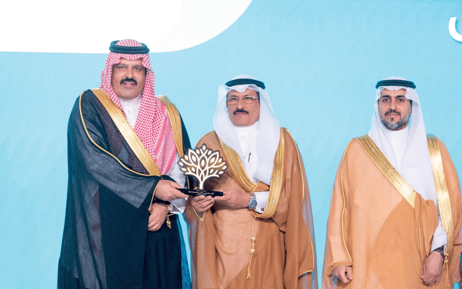 "الغطاء النباتي" يحصد المركز الأول لجائزة أمير منطقة حائل للتميز البيئي