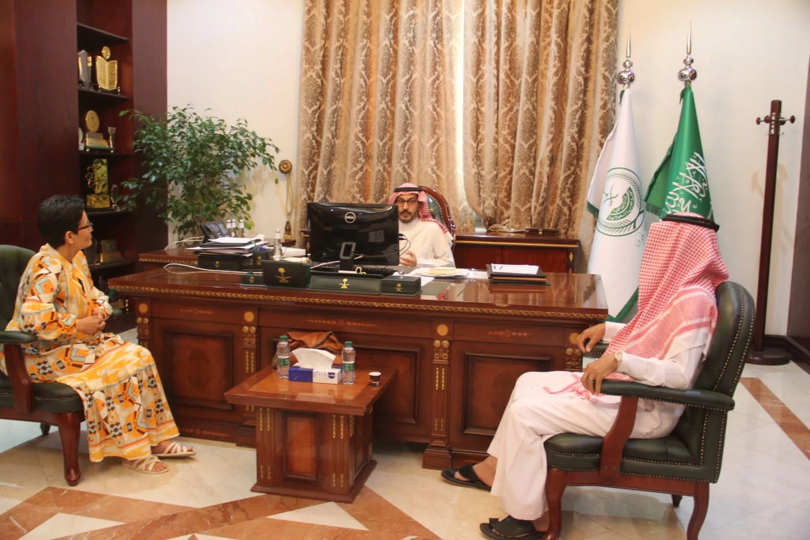محافظ القريات يستقبل د. مرزوق الخنجر والباحثة الزيتونه د. مريم البشير 