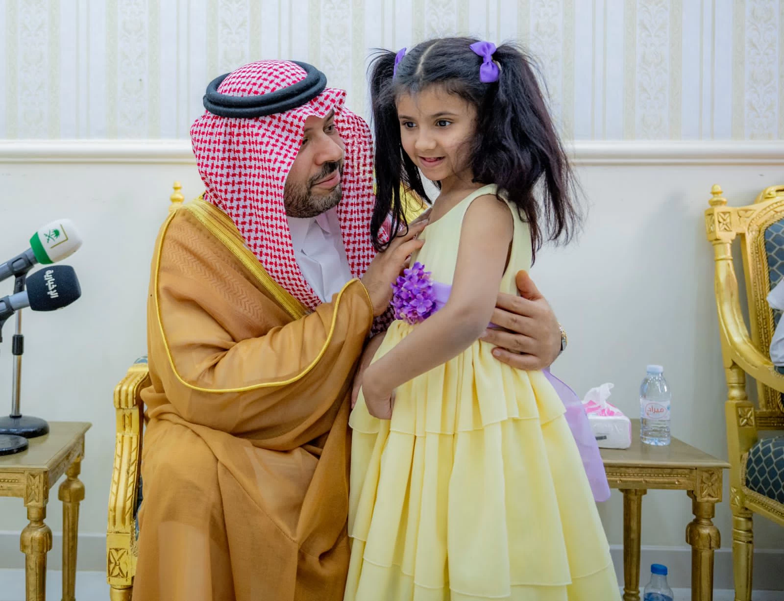 سمو أمير الحدود الشمالية يعزّي ذوي شهيد الواجب عبدالعزيز الفريح ويزور المصابين