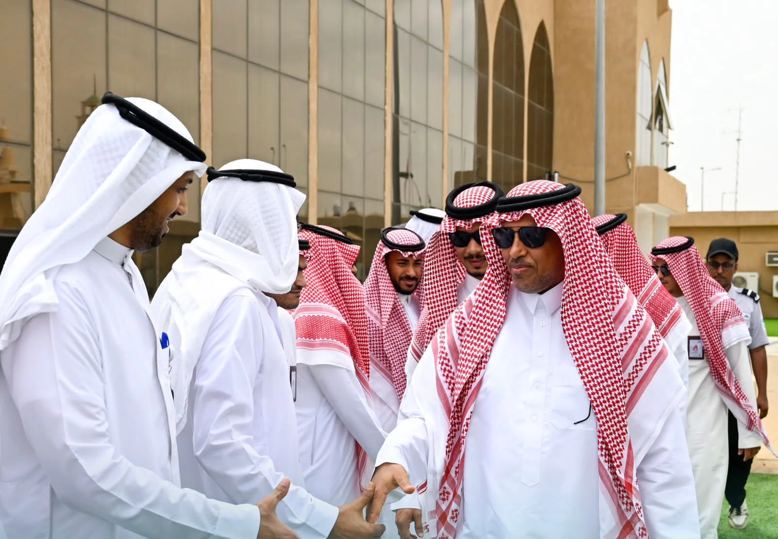 أمين جازان يتفقد بلديتي أبو عريش ووادي جازان ويدشن مركز مراقبة المدينة  