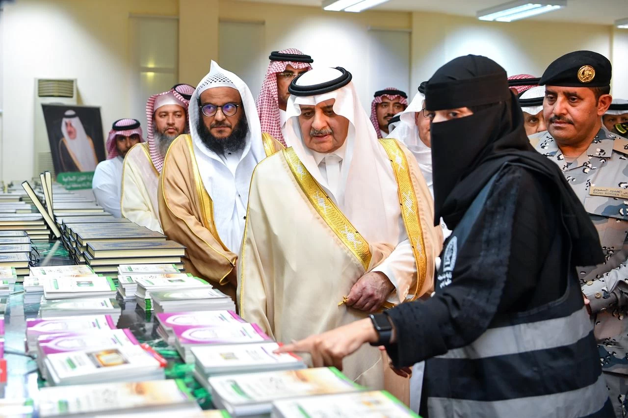 أمير تبوك يقف على الجهود المبذولة لخدمة ضيوف الرحمن بمنفذ حالة عمار  