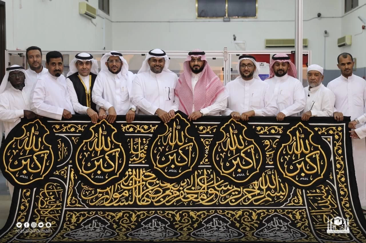 مساعد الرئيس العام لشؤون مجمع الملك عبدالعزيز لكسوة الكعبة المشرفة يتابع إنتاج كسوة الكعبة المشرفة للعام المقبل