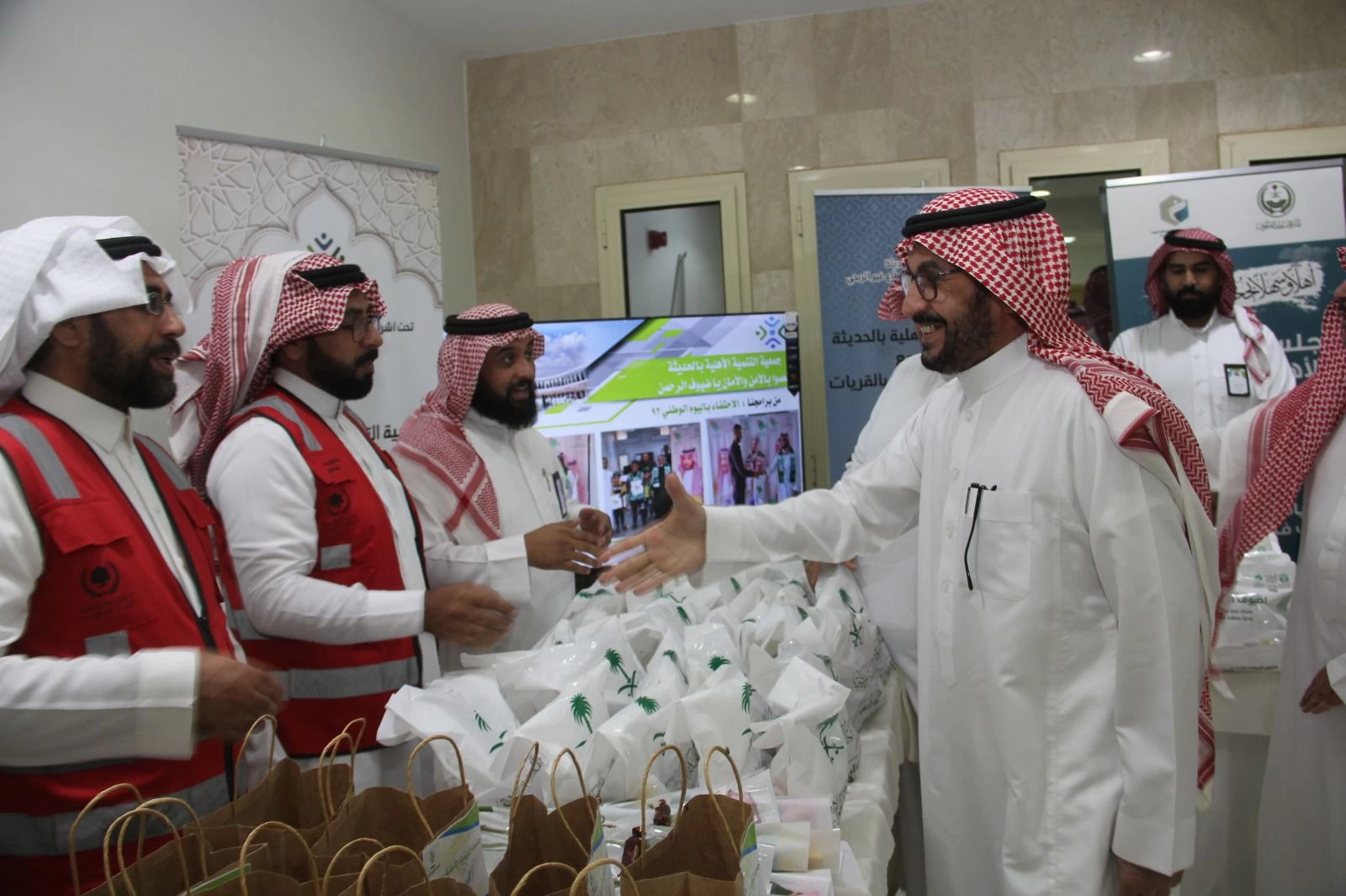 محافظ القريات يتفقد مركز وزارة الحج بمنفذ الحديثة، ويطّلع على العمل التكاملي للجهات.