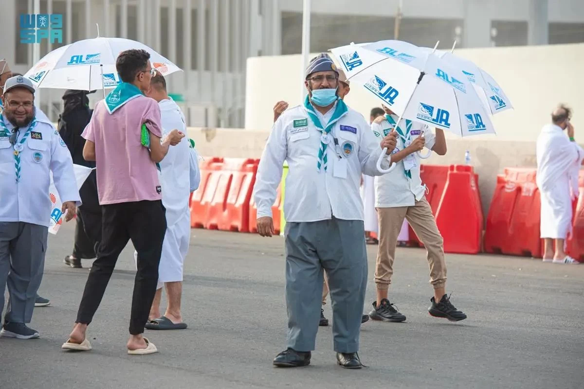 خمسيني مصاب بـ "شلل الأطفال" ينافس الشباب في خدمة الحجاج