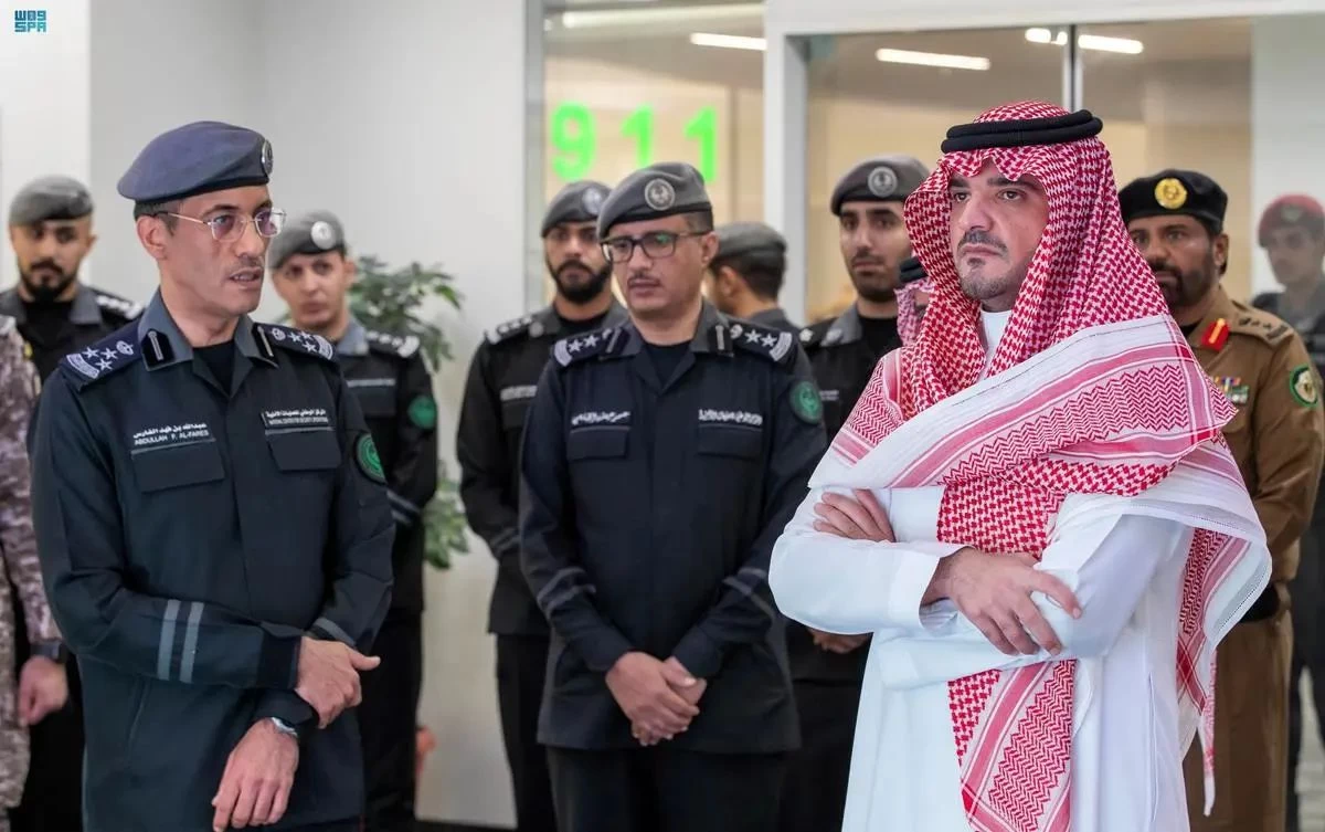 سمو الأمير عبدالعزيز بن سعود يتابع سير العمل في مركز العمليات الأمنية الموحدة (911) بمكة المكرمة
