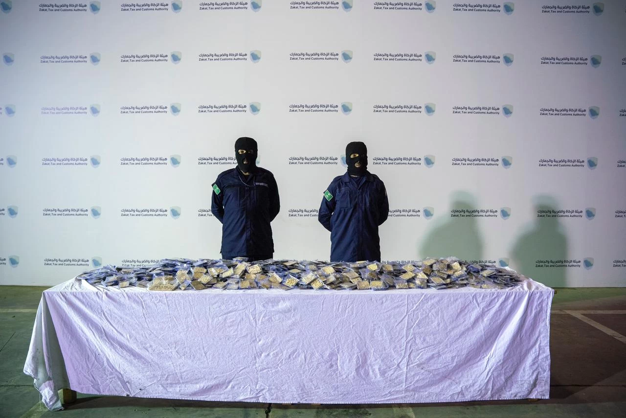 جمرك مطار الملك عبدالعزيز يُحبط محاولة تهريب أكثر من 170 ألف حبة كبتاجون مُخبأة في إرسالية "نحل"