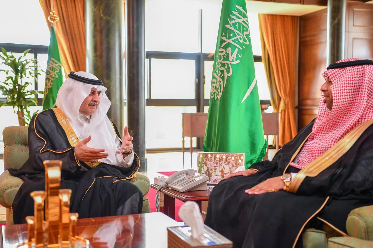 أمير تبوك يتسلم التقرير السنوي للبريد السعودي "سبل"