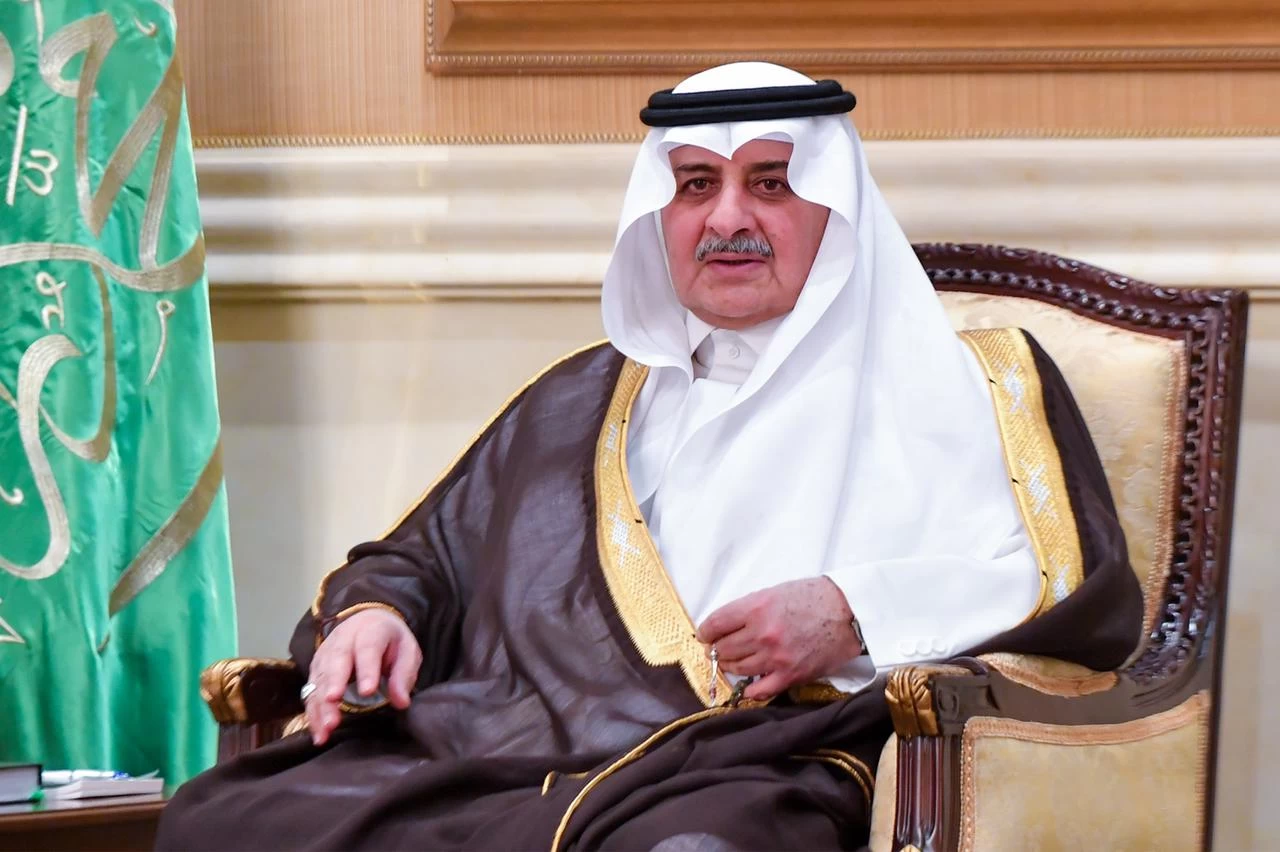 أمير تبوك يستقبل المواطنين في اللقاء الأسبوعي