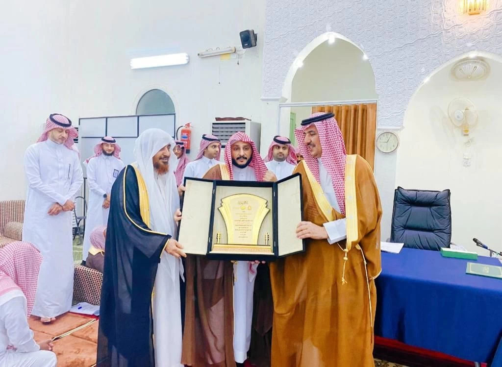 محافظ صامطة يرعى ختام دورات "القرعاوي" العلمية الـ 29