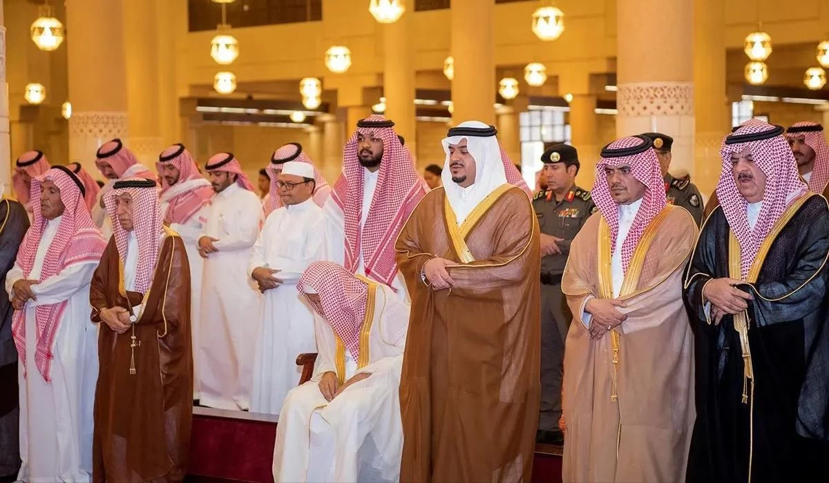 سمو نائب أمير منطقة الرياض يؤدي صلاة الميت على لولوة بنت عبدالعزيز السديري رحمها الله