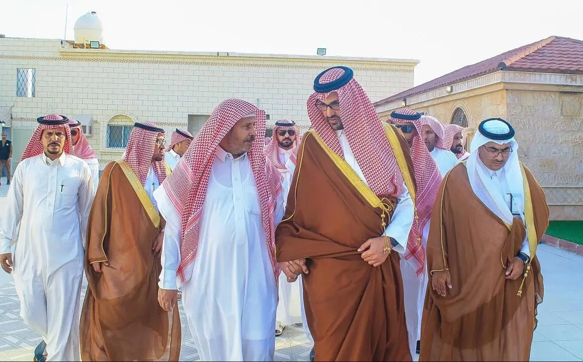 سمو نائب أميرِ منطقة المدينة يقدم العزاء لأسرة الشهيد الملازم الطيار " محمد الجهني"