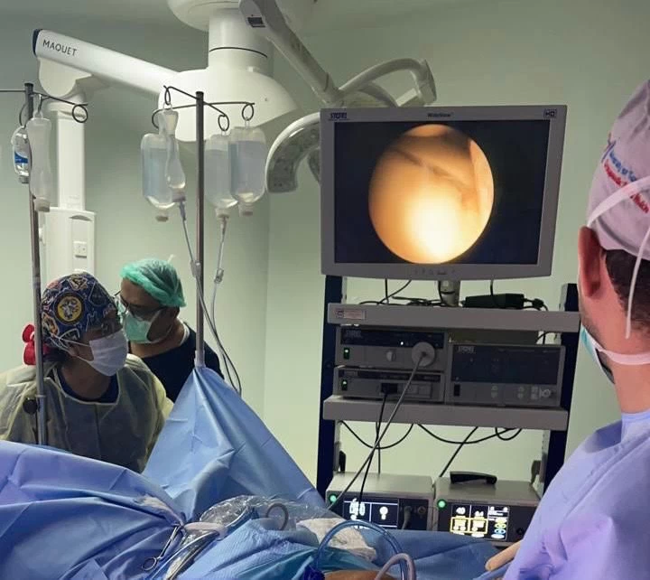 3ساعات جراحية لانهاء معاناة طفل من خلع متكرر في صابونة الركبة 