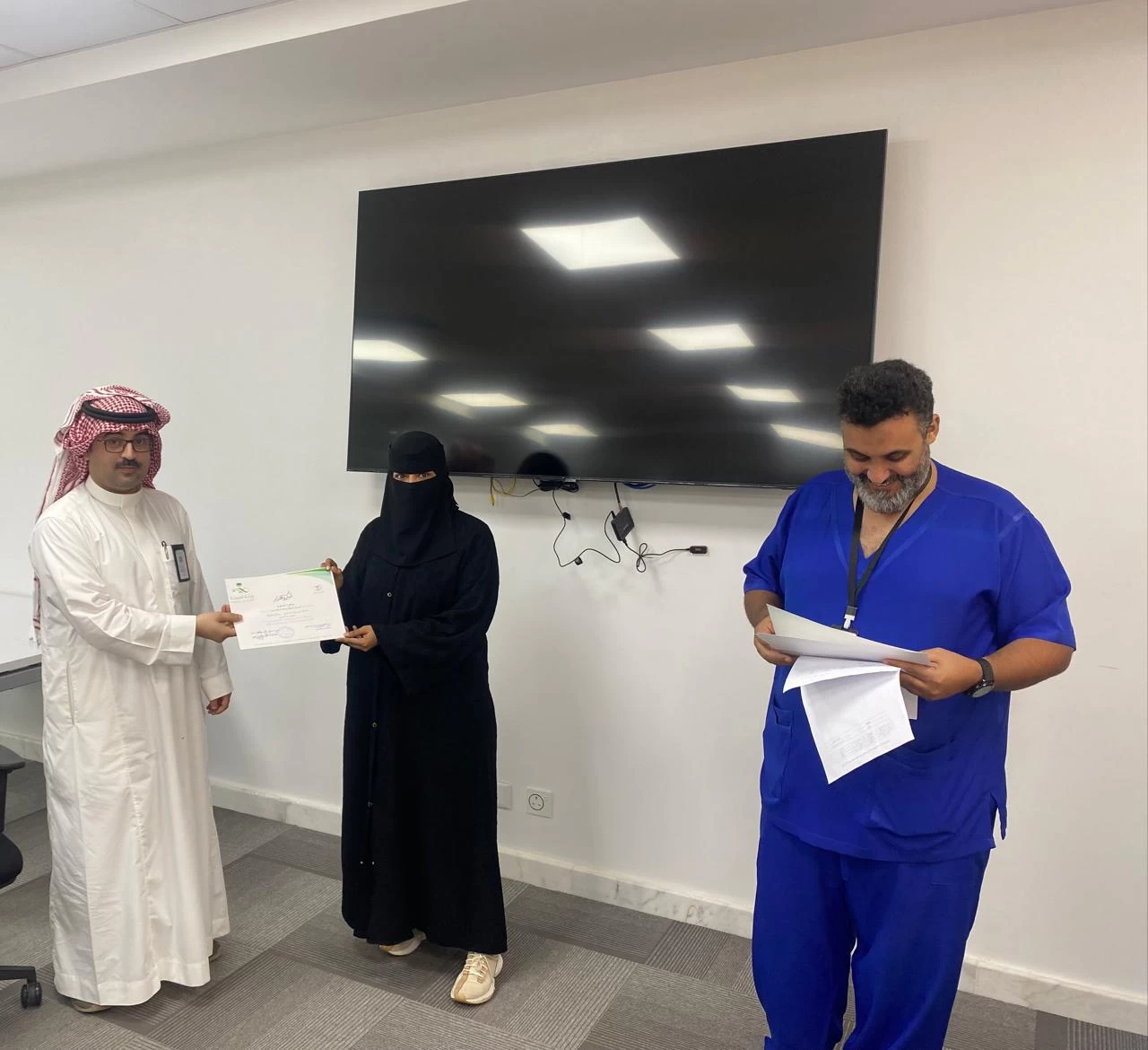 مدير مستشفى صامطة يكرم رؤساء الأقسام الأعلى تقييم في مبادرة نشكرك 