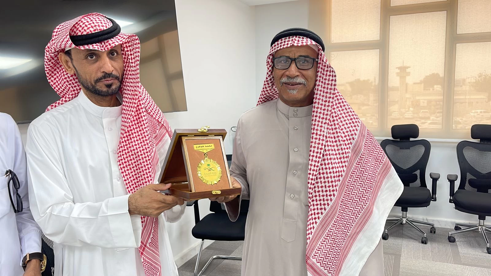 مستشفى صامطة العام يكرم الموظف محمد طوهري بمناسبة تقاعده بعد خدمة استمرت ٤٤ سنة في قطاع الصحة