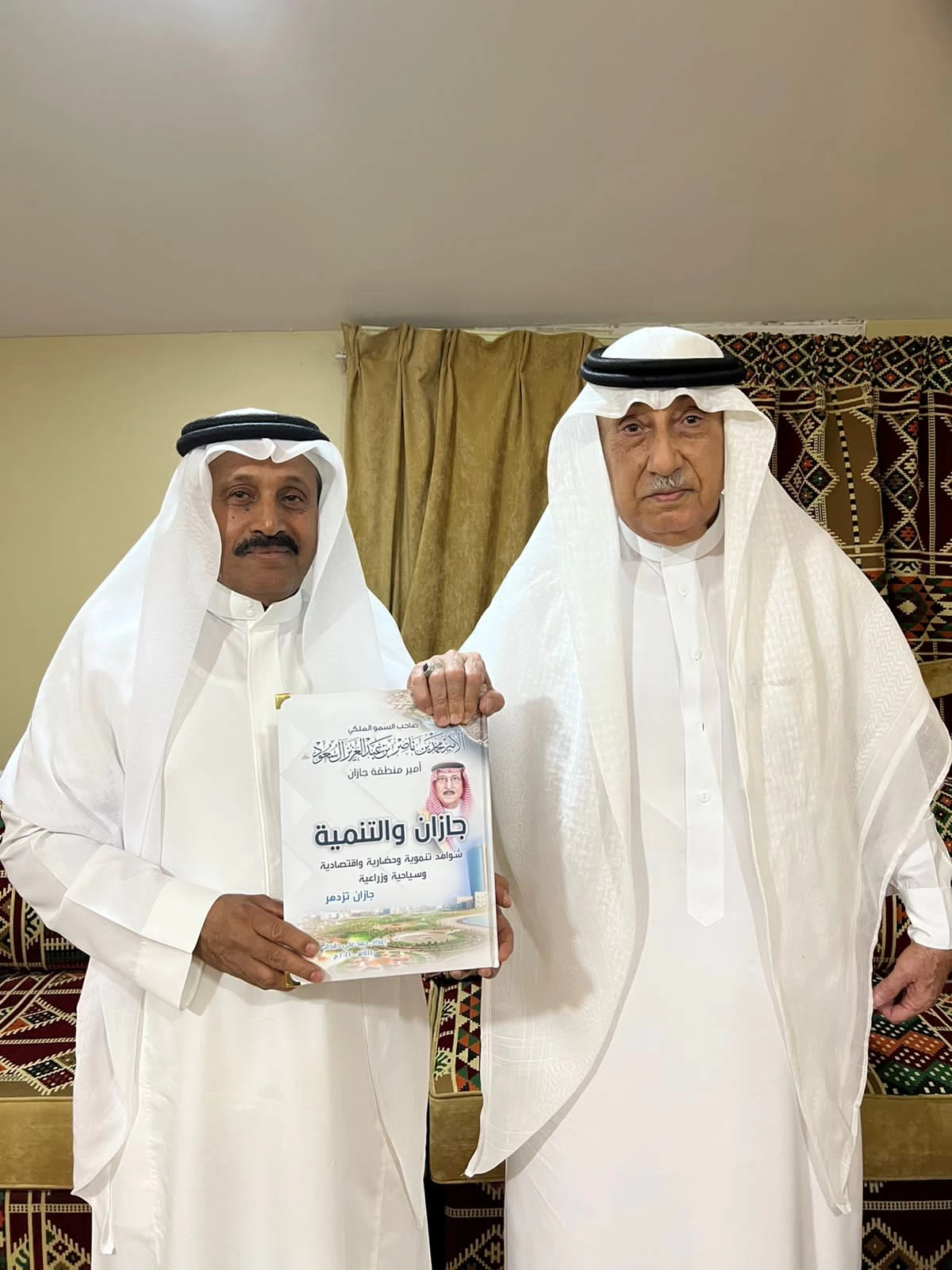 الأقصم يتلقى نسخة من كتاب جازان والتنمية  