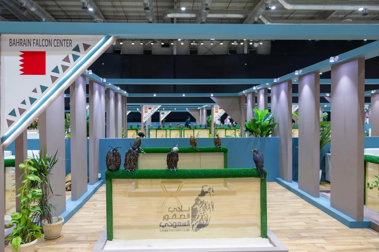 مزارع الصقور العالمية تتوافد للرياض للمشاركة في المزاد الدولي