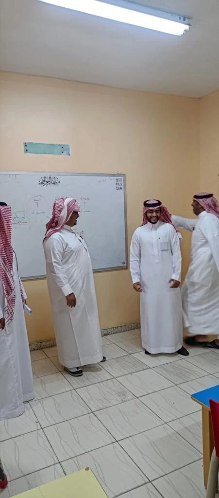 "الدوسري "يزور مدرسة السقيد المتوسطة والابتدائية 