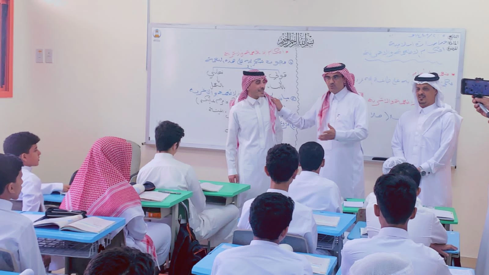 مدير عام تعليم “الطائف” يزور مجمع وادي محرم التعليمي ويشيد بالانضباط 