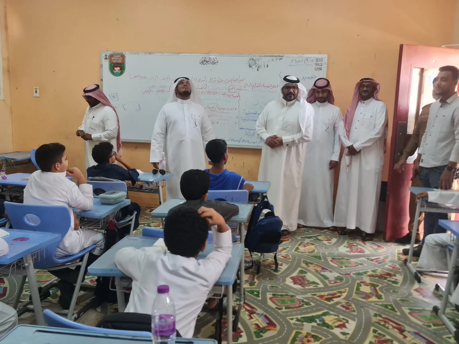 محافظ جزر فرسان يقف ميدانياً على انتظام العملية التعليمية  