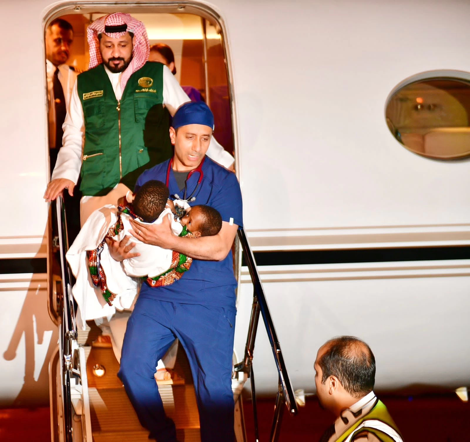 إنفاذا لتوجيهات خادم الحرمين الشريفين.. وصول التوأم السيامي التنزاني "حسن وحسين" إلى الرياض