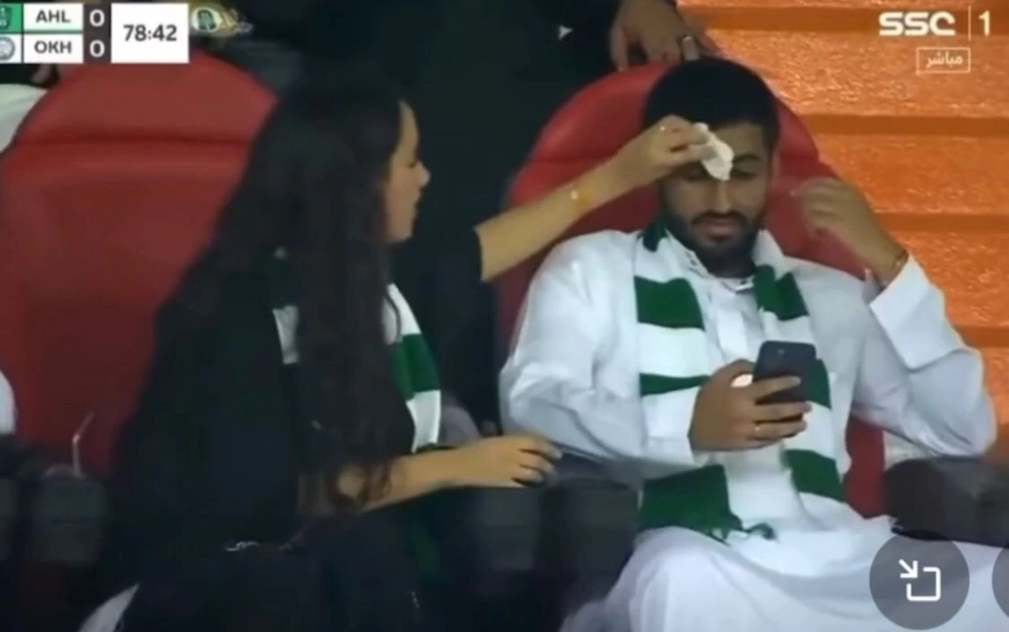 شاهد بالفيديو فتاة تجفف العرق عن وجه قريبها .. اللقطة تثير الفضول على منصات التواصل 