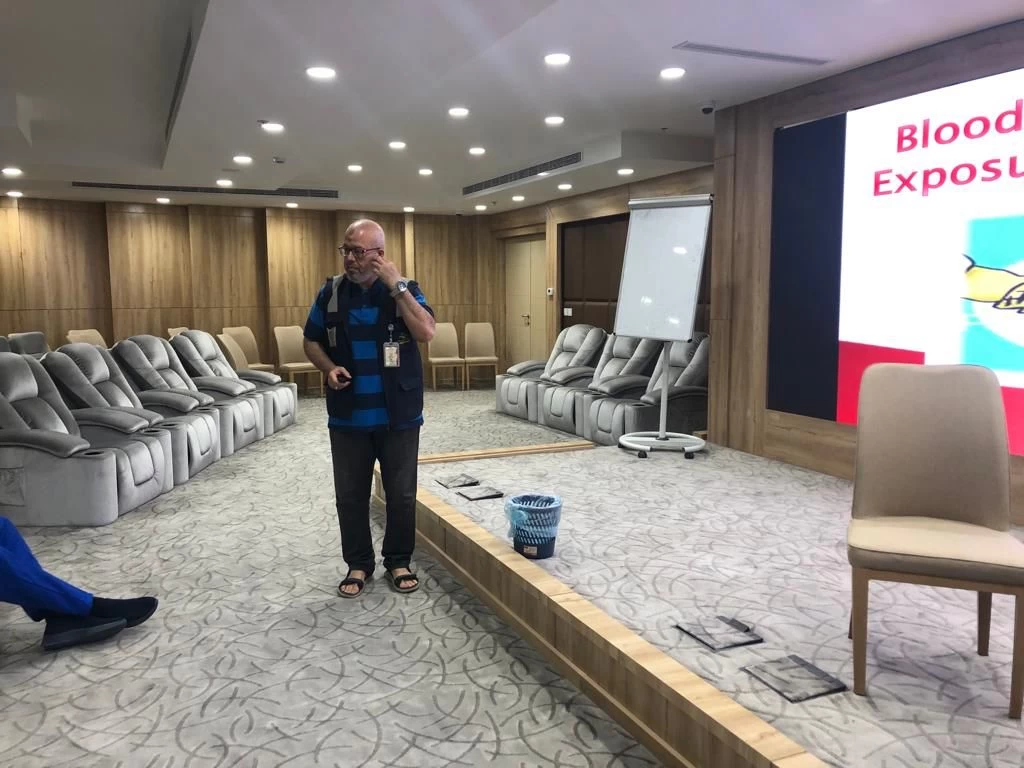 عيادة الصحة المهنية تنفذ محاضرة بعنوان ( الوخز بالإبر وطريقة التعامل معها ) 