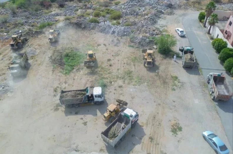 3 آلاف طن من نواتج الحفر ومخلفات البناء . . تزيلها أمانة الطائف