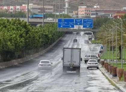 الآن أمطار غزيرة وصواعق رعدية على مدينة الطائف