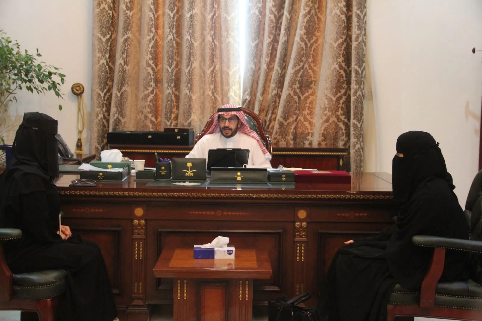 ‏محافظ القريات يلتقي بمكتبه مدير مركز أيادي نجد للرعاية النهارية. 