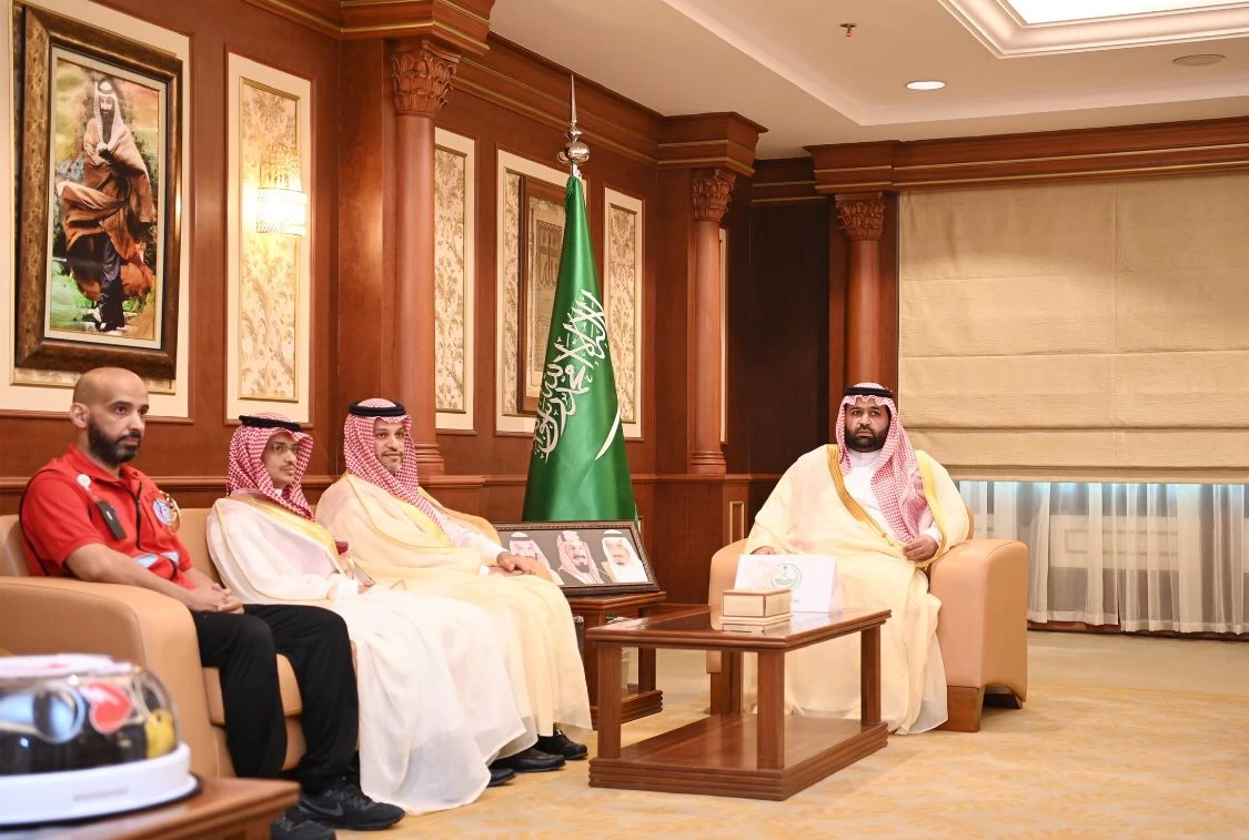 سمو نائب أمير جازان يستقبل رئيس هيئة الهلال الأحمر السعودي ويدشن مشروع الإسعاف الجوي بالمنطقة