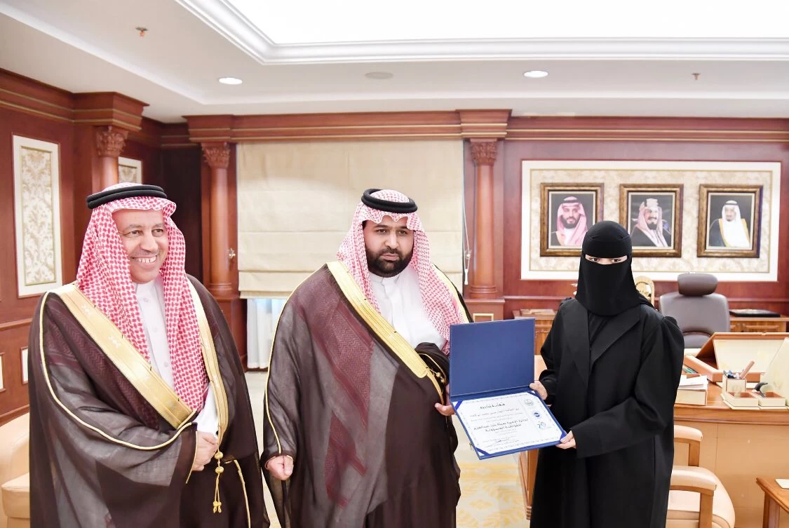 سمو نائب أمير منطقة جازان يكرم طلاب وطالبات المنطقة الفائزين بجائزة " المواطنة المسؤولة "