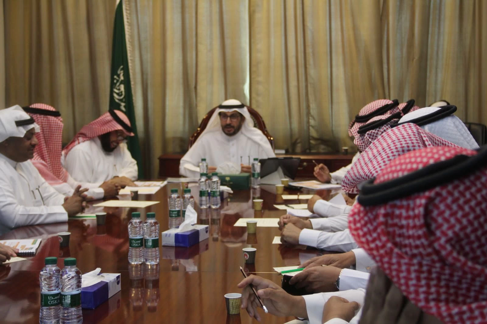 محافظ القريات يستقبل لجنة شؤون الأسرة ويطلع على الخطة التشغيلية .