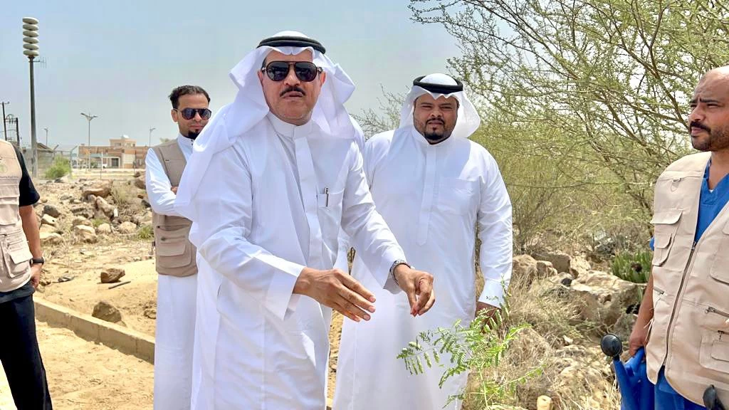 محافظ أبو عريش يدشن مبادرة تشجير بمركز الأبحاث الزراعية بجازان ويزور مرافق وحقول الوزارة بالمركز 