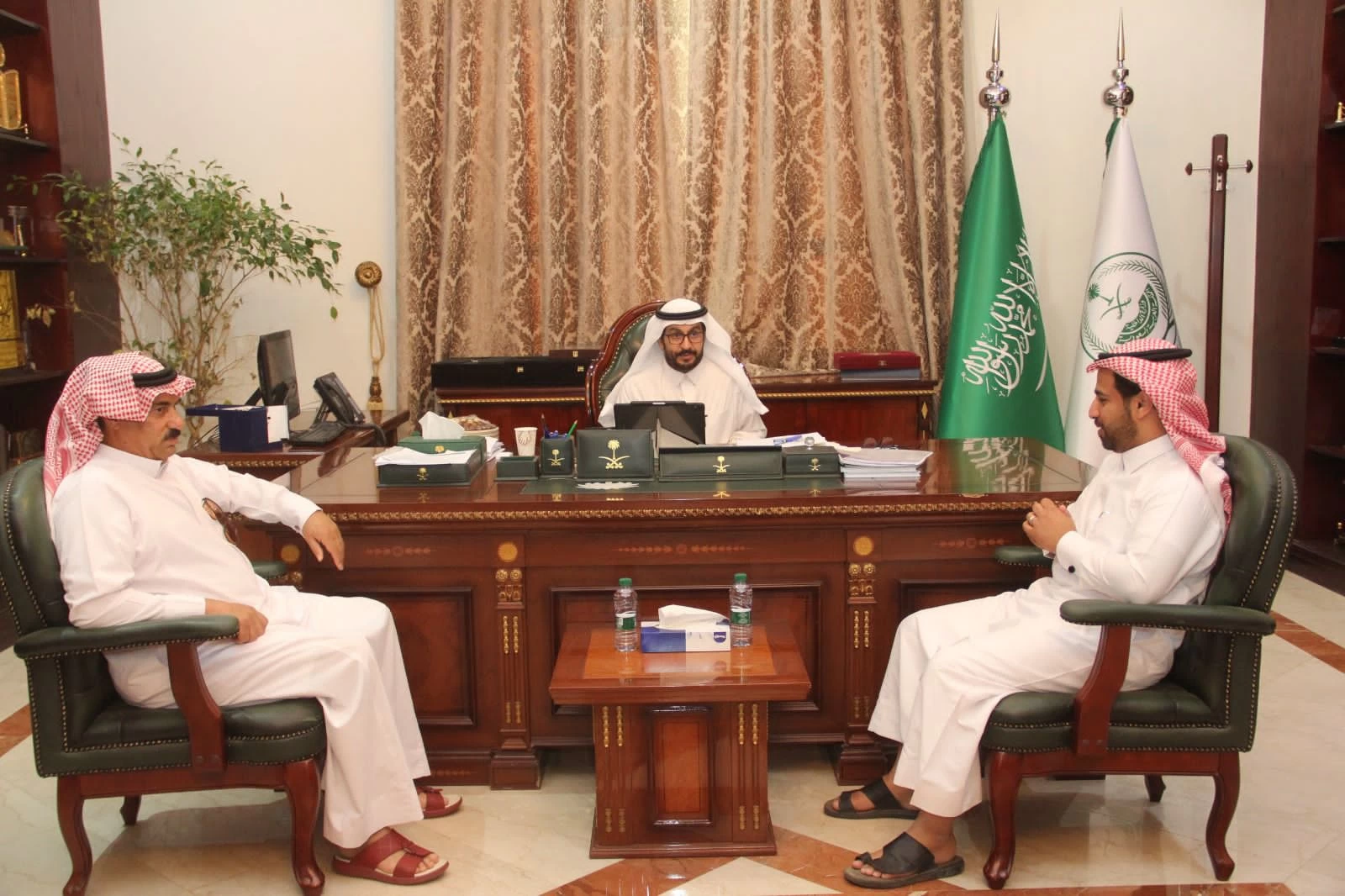 محافظ القريات يلتقي رئيس مركز العيساوية ورئيس البلدية بشأن فعاليات اليوم الوطني 93