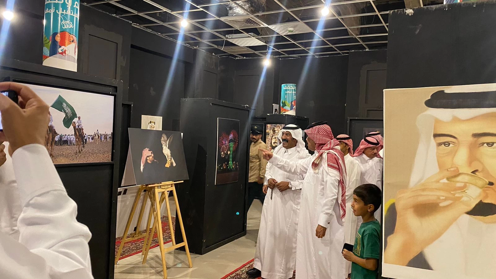 ثقافة وفنون الحدود الشمالية تقيم معرض فني بمناسبة اليوم الوطني ٩٣ للمملكة 