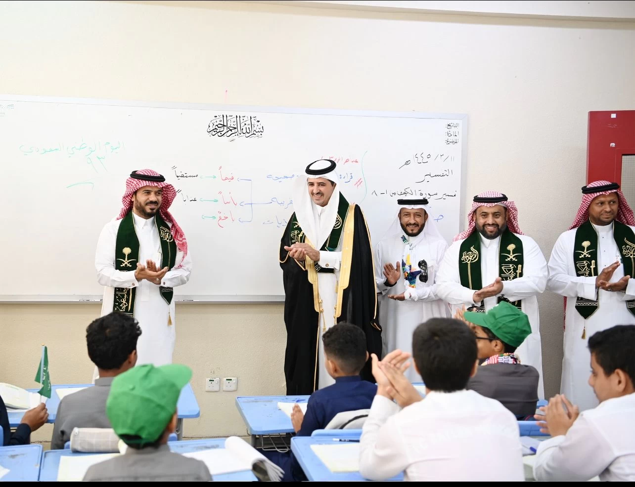 طلاب وطالبات تعليم جازان يتغنون عبر "كورال الحلم" بملحمة توحيد المملكة وقصة رؤيتها العظيمة خلال احتفالهم باليوم الوطني الـ93