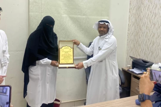 مدير مركز الرعاية الأولية بالحصمة يكرم الأطباء المتميزين خلال شهرسبتمبر